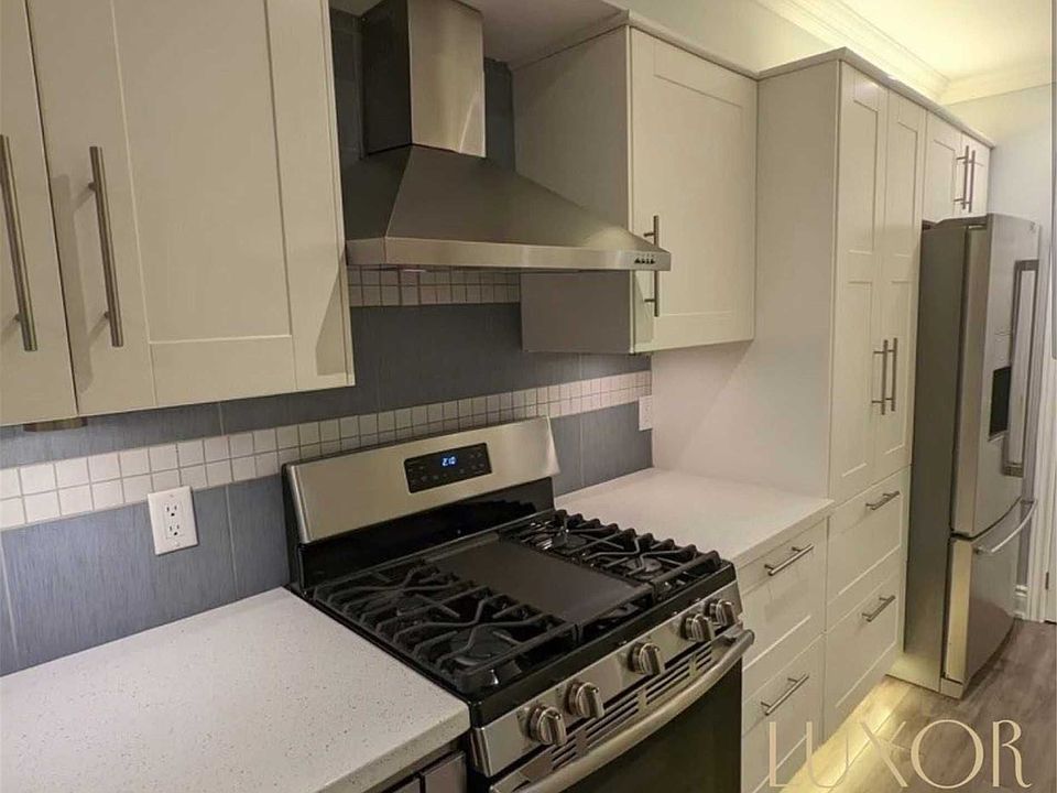 2nd image of 960A The Queensway Ave