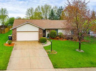 10326 Woods Edge Ln, Fort Wayne, IN 46804