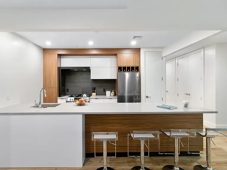 3707 Blackstone Ave #400 — Photo 2