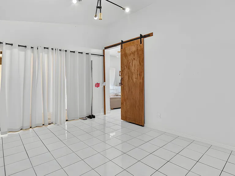 7690 Solimar Cir — Photo 14