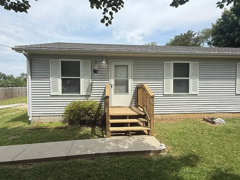 705 W Maple St #A — Photo 1