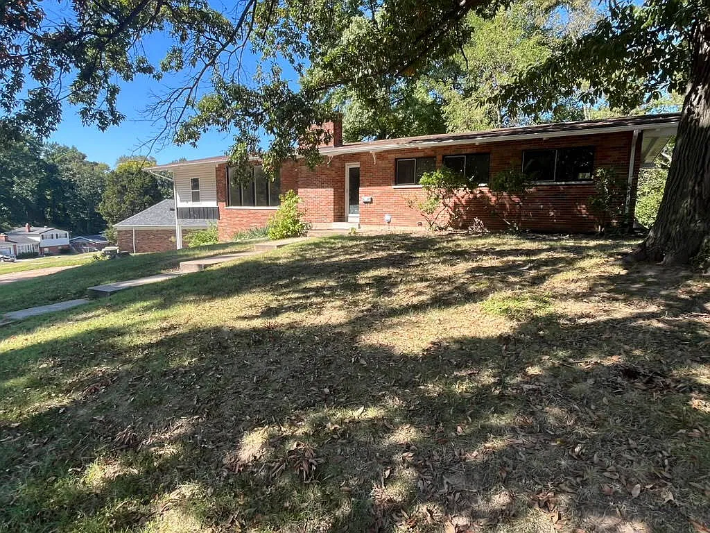 4 bed, 2.5 bath, 1962 sqft, $2,500 — Photo 2