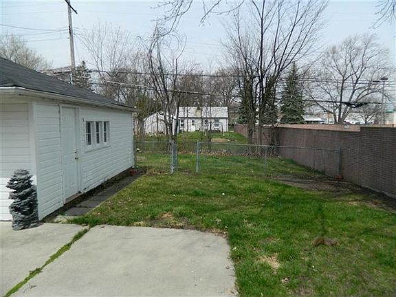 Detached Garage & Fencing
