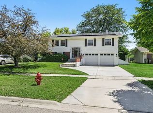1355 Devonshire Ln, Hoffman Estates, IL 60169