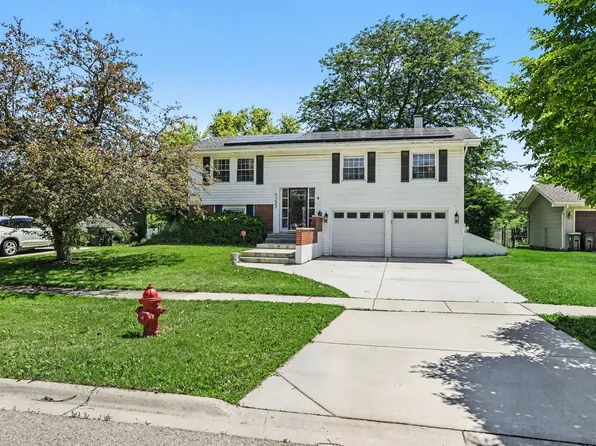 1355 Devonshire Ln, Hoffman Estates, IL 60169