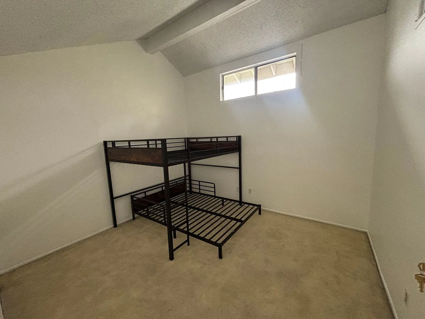 American Beauty Village 4-Bedroom Condo for Rent in Canyon Country! — Photo 3