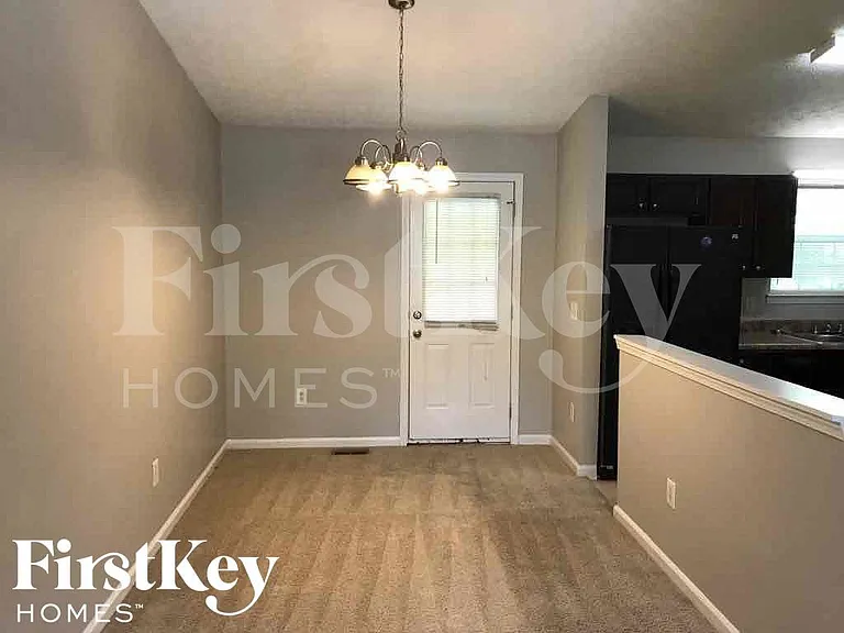 5623 Crystal Hl — Photo 4