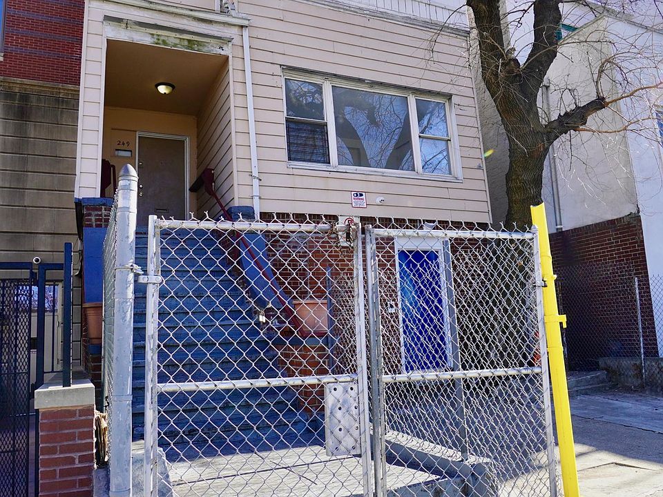 Welcome to 249 E Mosholu.