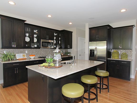 3rd image of 32 Stonehollow Dr