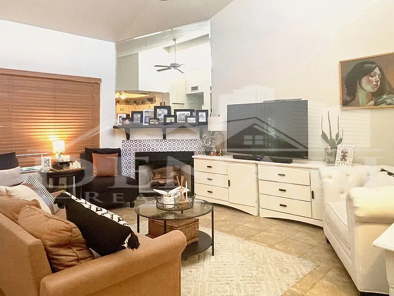 1017 E Maryland Ave #218 — Photo 9