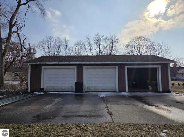 105 W Jefferson St, Coleman, MI 48618