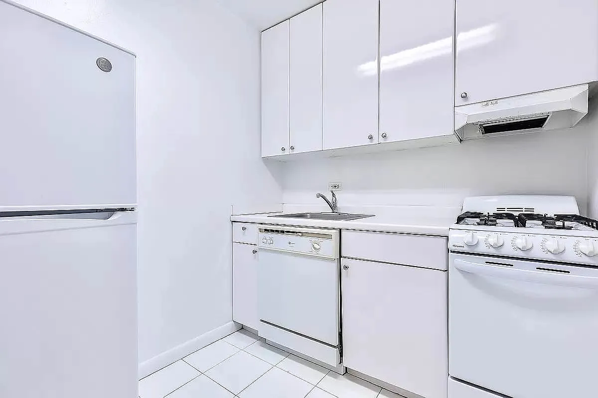 330 East 46th Street — Photo 3