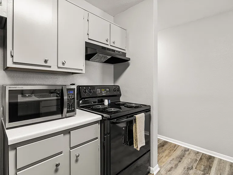 Sunset Pointe Apartments — Photo 43