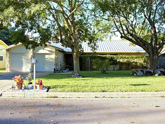 4th image of 1410 Hillcrest Dr