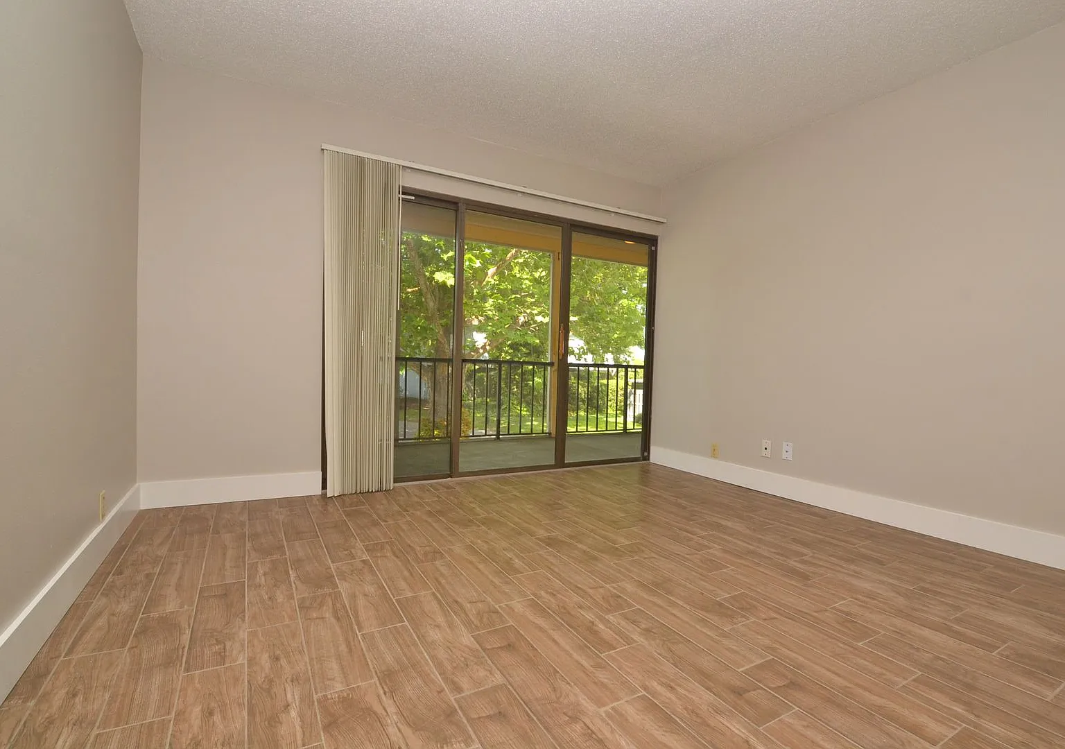 Nicely Updated 1/1 Condo in Winter Springs ~ Wood Plank Tile Floors and Large Screened Patio! — Photo 4