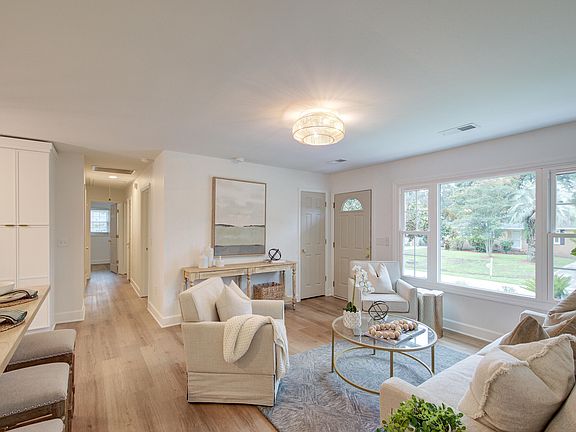 3rd image of 2660 Orchid Ave