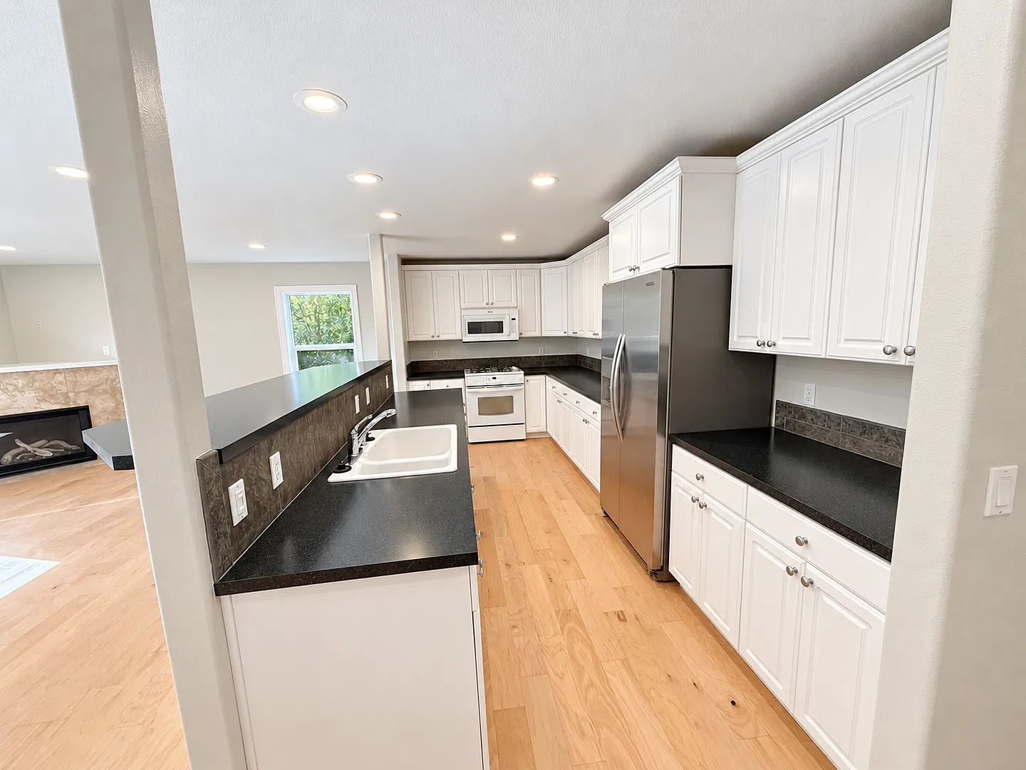 Spacious 4-Bedroom Home with 4-Car Garage & RV/Boat! — Photo 3