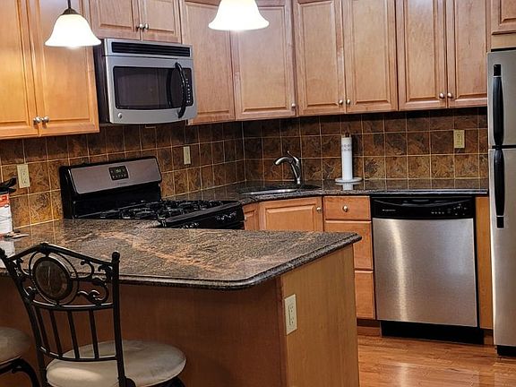 Granite counters,stainless appliances.pendant lights