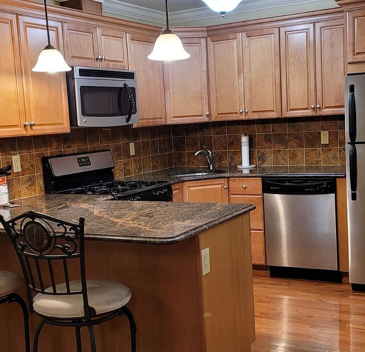 Granite counters,stainless appliances.pendant lights