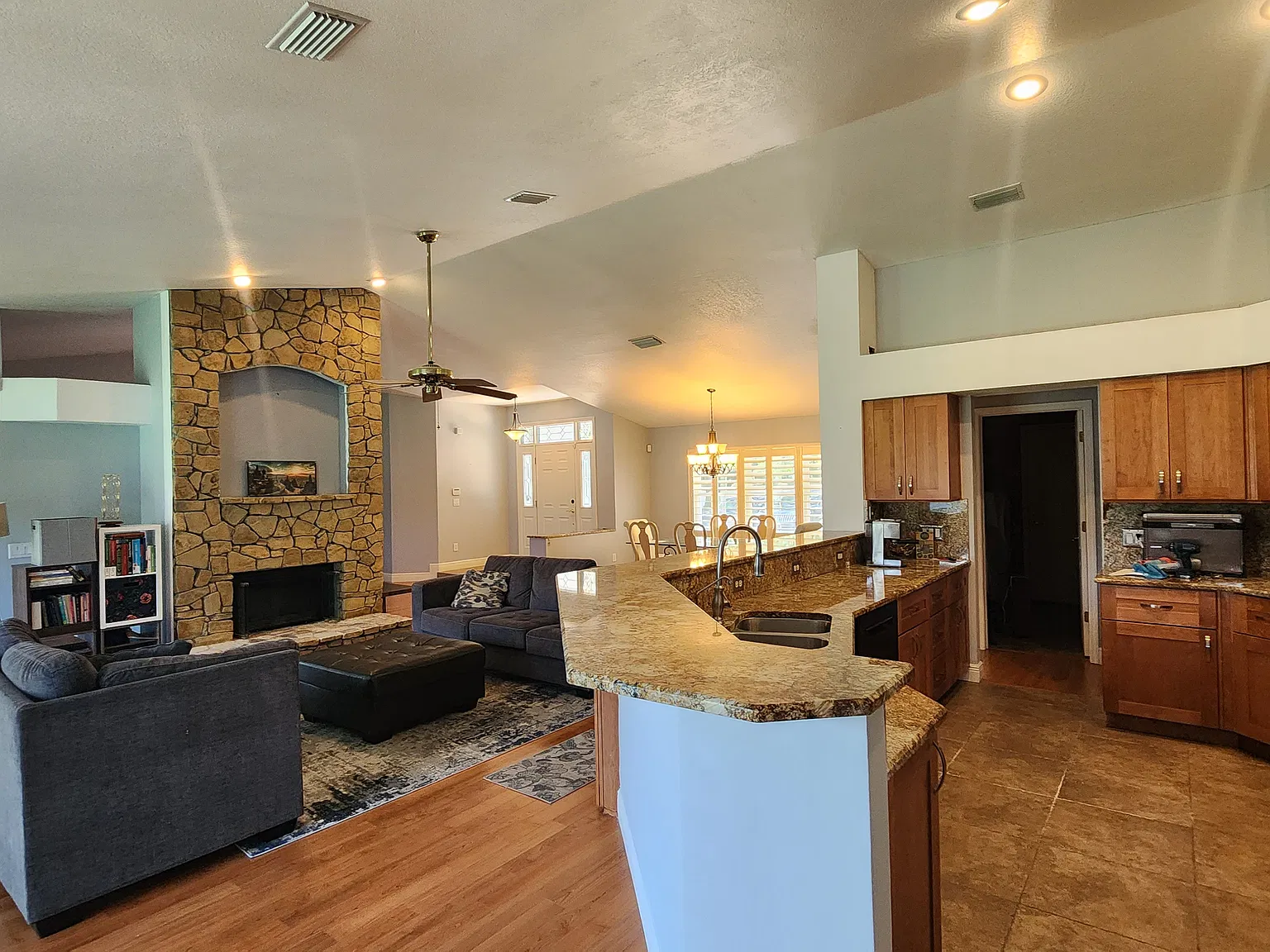 4 bed, 2340 sqft, $3,400 — Photo 2