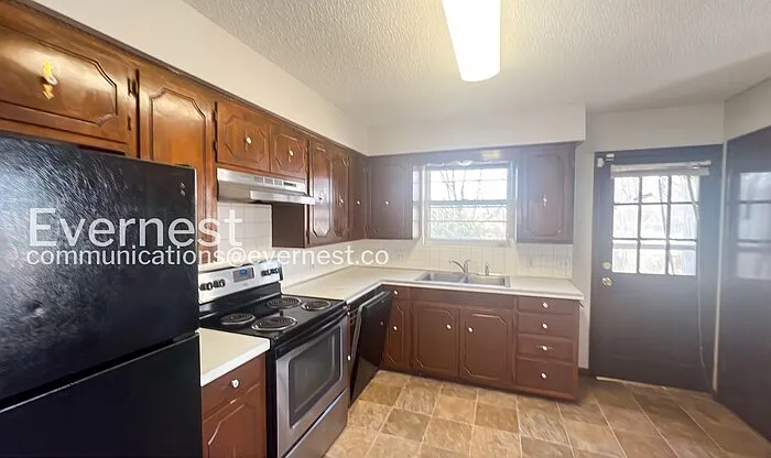 3 bed, 2.0 bath, 1881 sqft, $1,525 — Photo 2