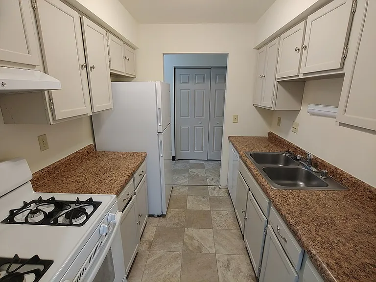Heritage Apartments — Photo 41