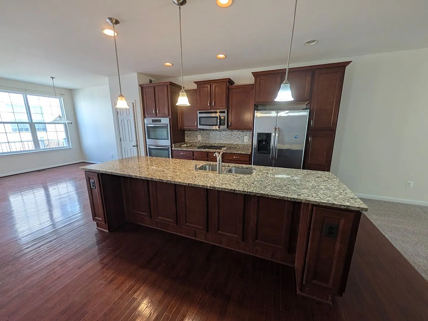 Bright and Sunny Townhouse In Manassas Park — Photo 4
