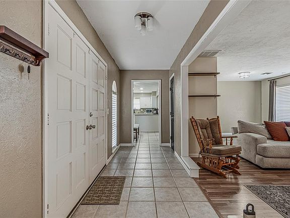 5th image of 11917 Camelot Pl