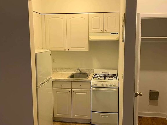 3rd image of 218 E 70th St APT 2C