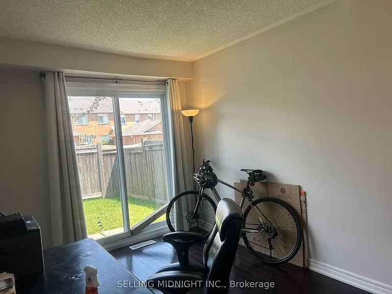 2413 Ravinebrook Cres — Photo 33