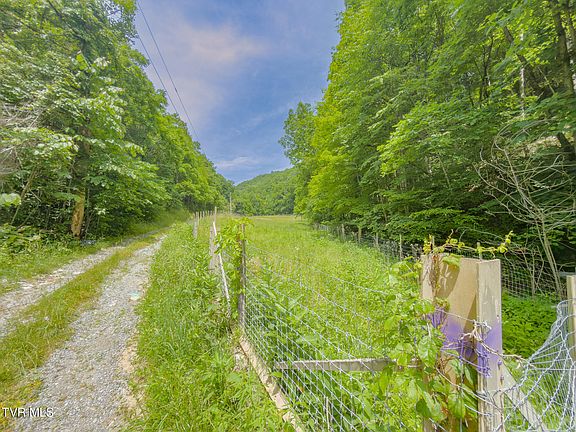 2nd image of 807 Wyatt Hollow Rd