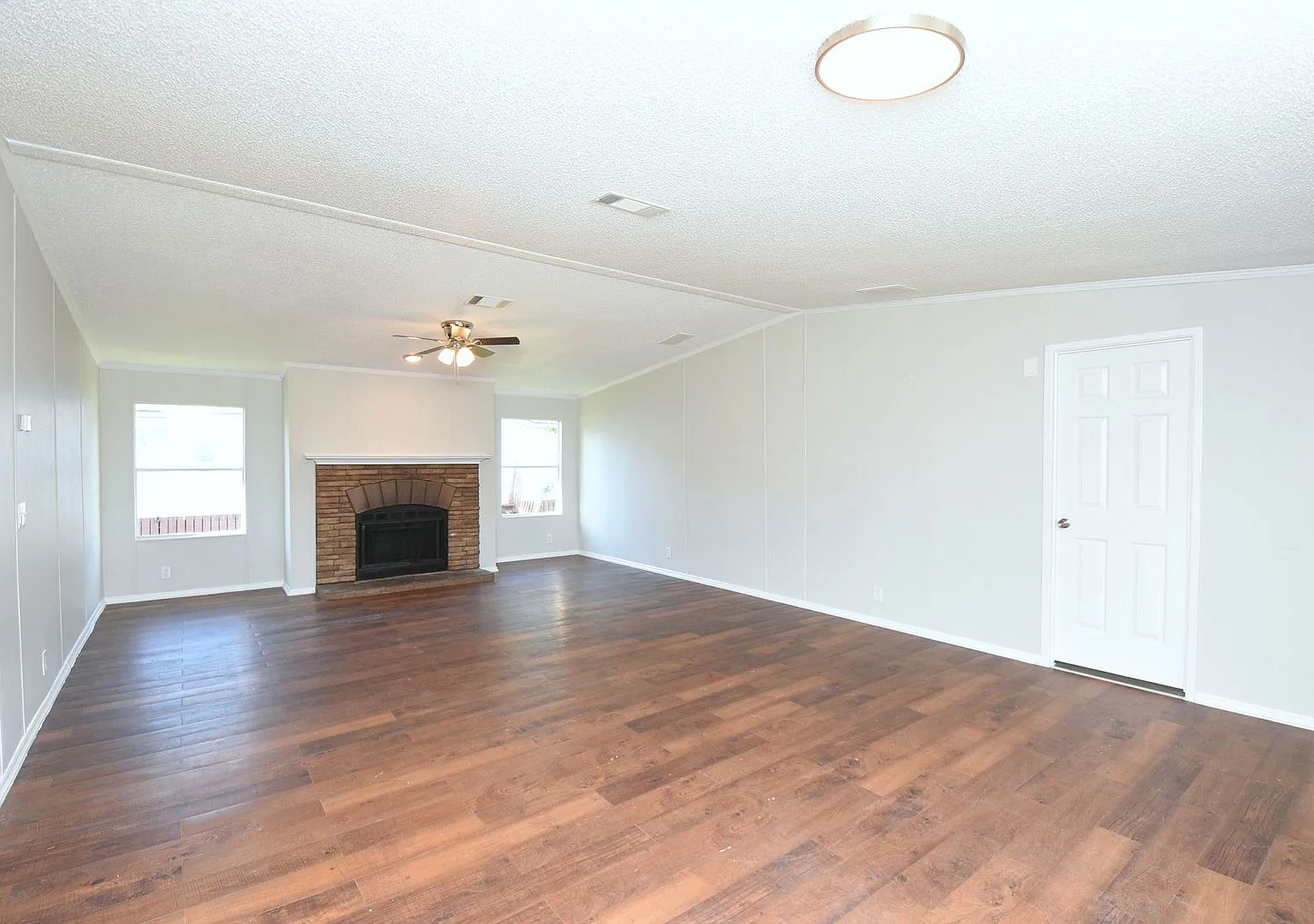 Charming mobile home in the welcoming Roy Harris Loop. — Photo 2