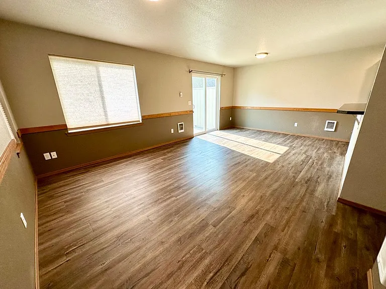 2102 N Yellowstone St — Photo 26