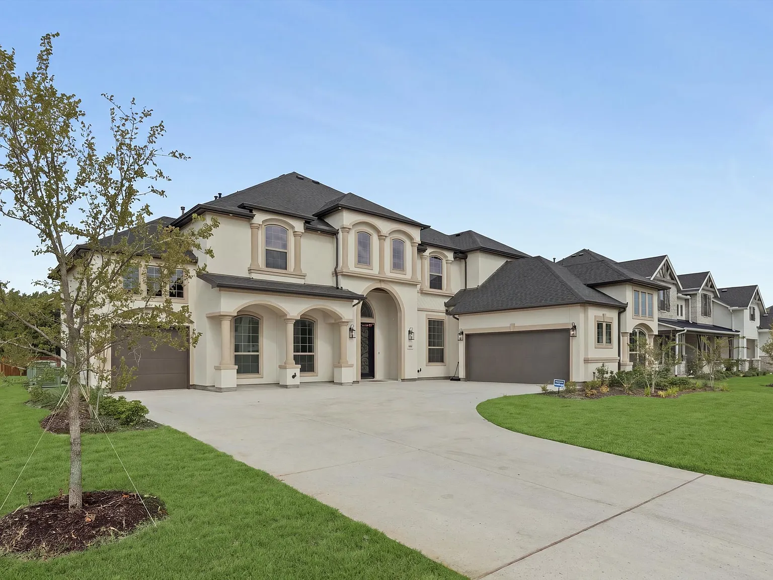 5 bed, 5.5 bath, 6371 sqft, $7,000 — Photo 2