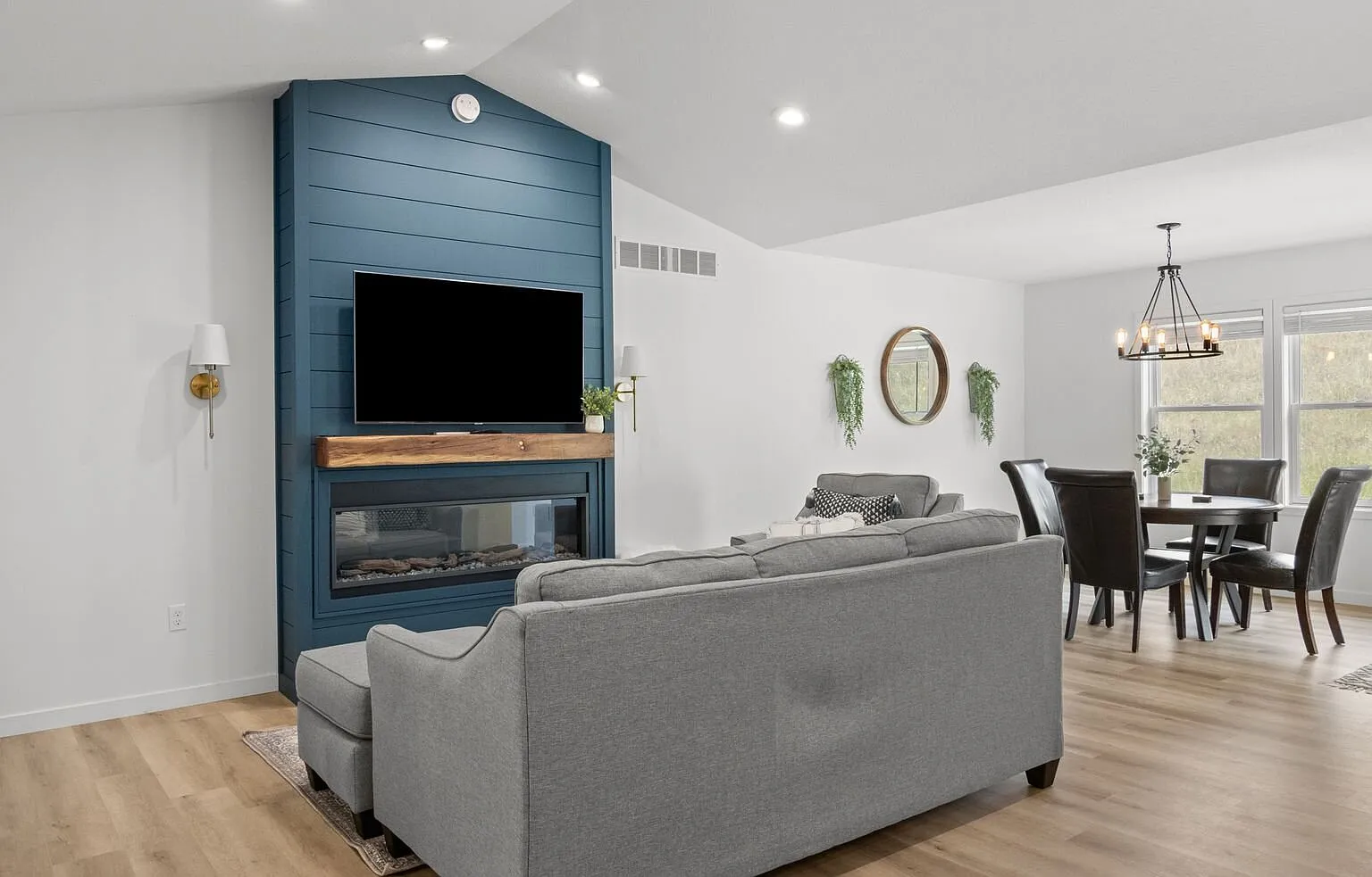 Furnished Home with Modern Amenities in Williamsburg — Photo 3