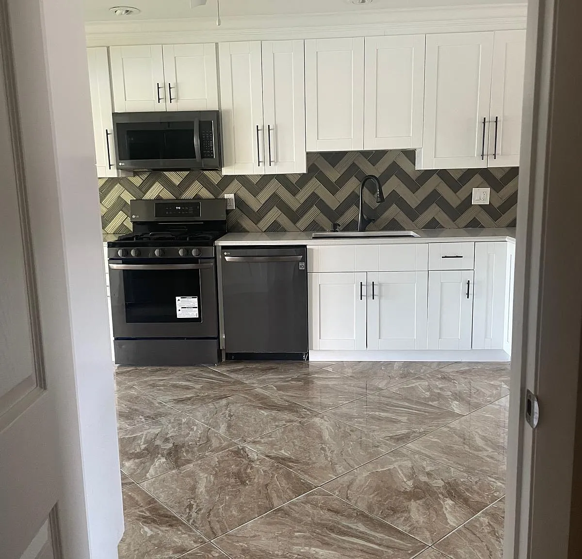 4 bed, 2.0 bath, 1429 sqft, $3,000 — Photo 3