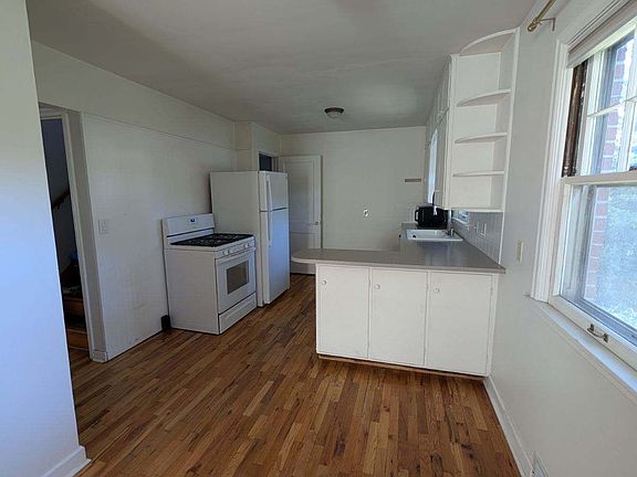 2nd image of 835 S 51st St
