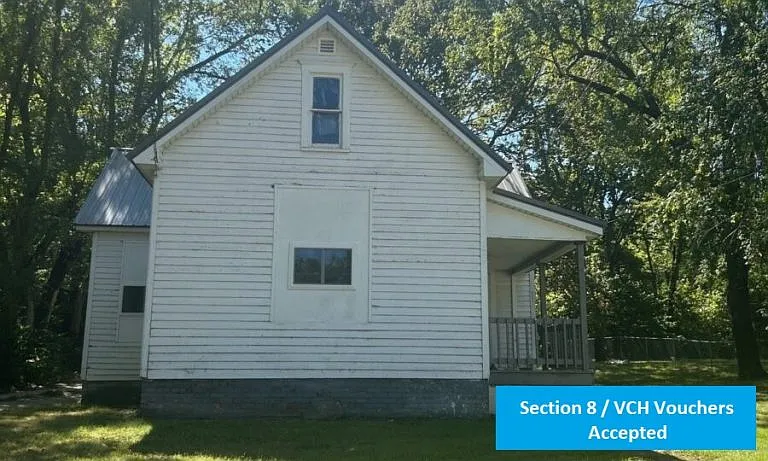 832 Commercial St