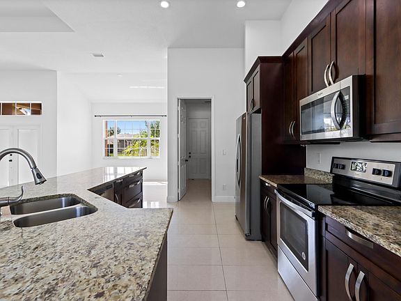4th image of 661 NW Floresta Drive