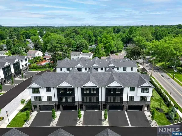 14 Skie Dr, Paramus, NJ 07652