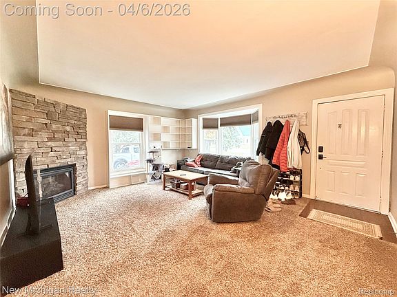 5th image of 1224 W Bristol Rd