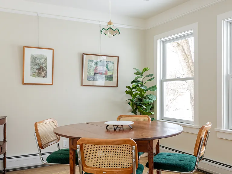 Main floor
Dining 1
Seats 4