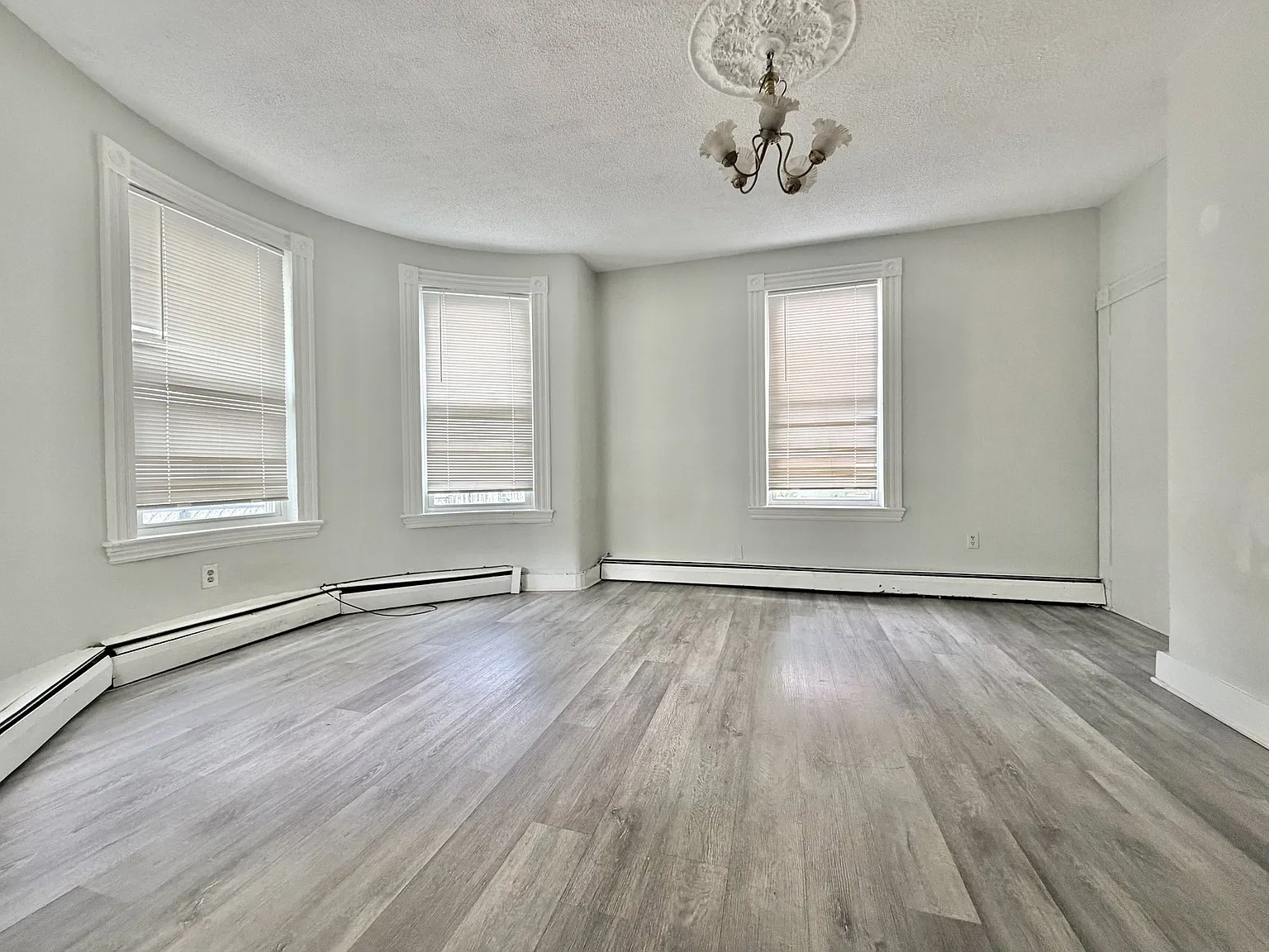 8-10 Oakland St — Photo 1