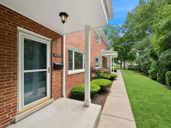 1744 Linneman St, Glenview, IL 60025