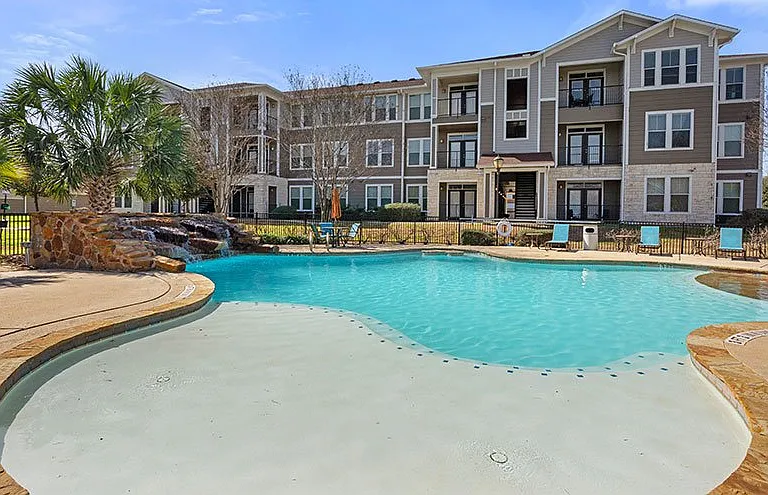 Parkway Grande Apartment Homes — Photo 17