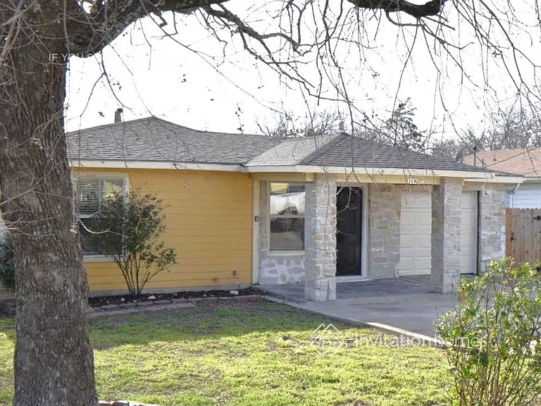 208 Ennis St — Photo 3