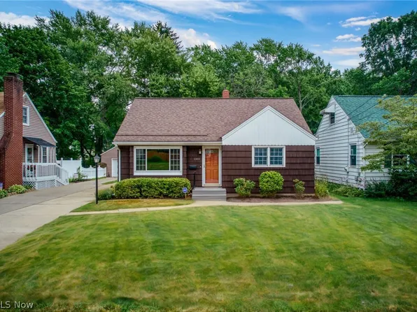 1360 Castlewood Ave SW, North Canton, OH 44720
