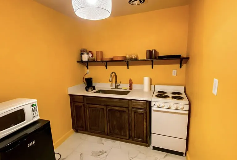 200 E Maxwell St — Photo 3