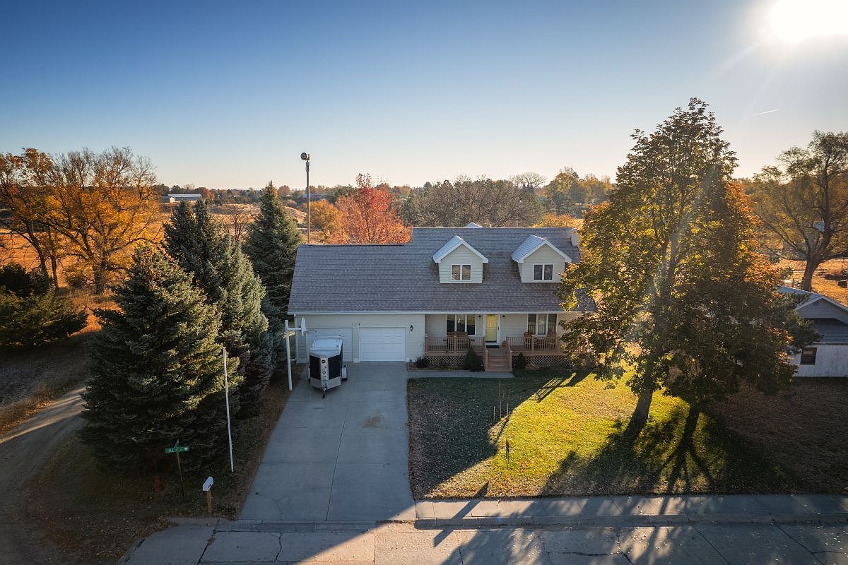 724 N Hall St, Valentine, NE 69201 Zillow