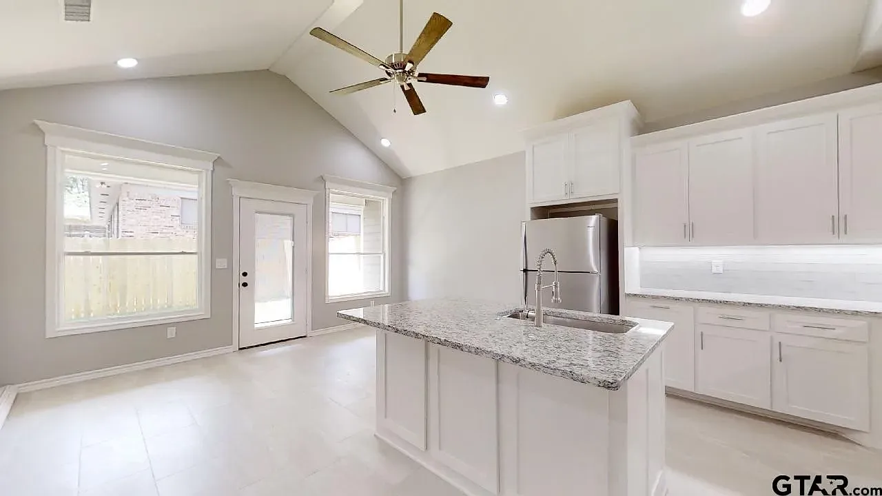 3 bed, 1261 sqft, $1,695 — Photo 2